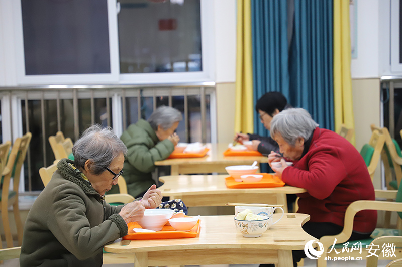 老人们正在食堂用餐。人民网记者 陈浩摄