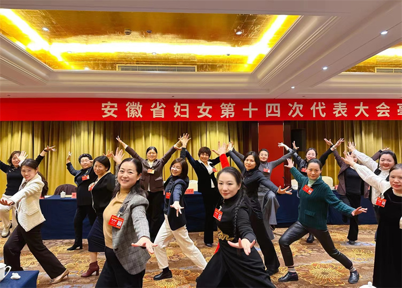 華一帶領代表團練習華佗五禽戲。趙強攝