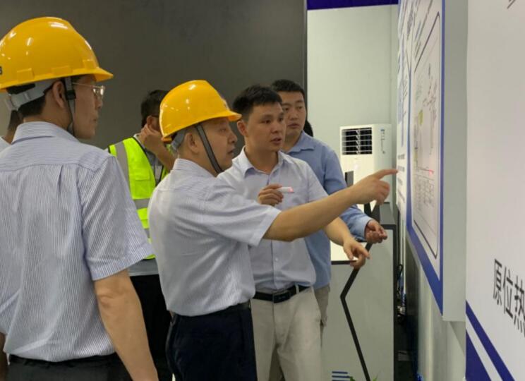 合燃华润燃气设计咨询专窗负责人与东部氯碱化工污染治理一期项目工作人员提前对接调压柜位置及管道走向敷设。合燃华润燃气供图