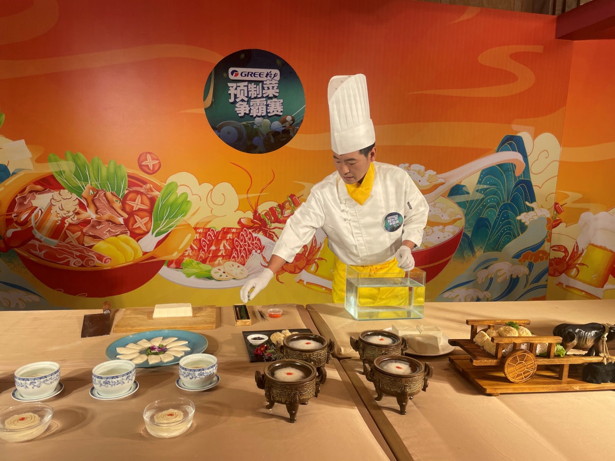 豆腐宴非遗传承人、“寿州十大名厨”之一的张士兵受邀在央视预制菜大赛现场制作“寿州十大名菜”之“菊花豆腐”。张士宏供图