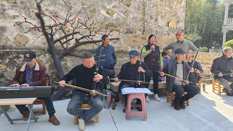 村民聚集在一起吹拉彈唱。廣德市委宣傳部供圖