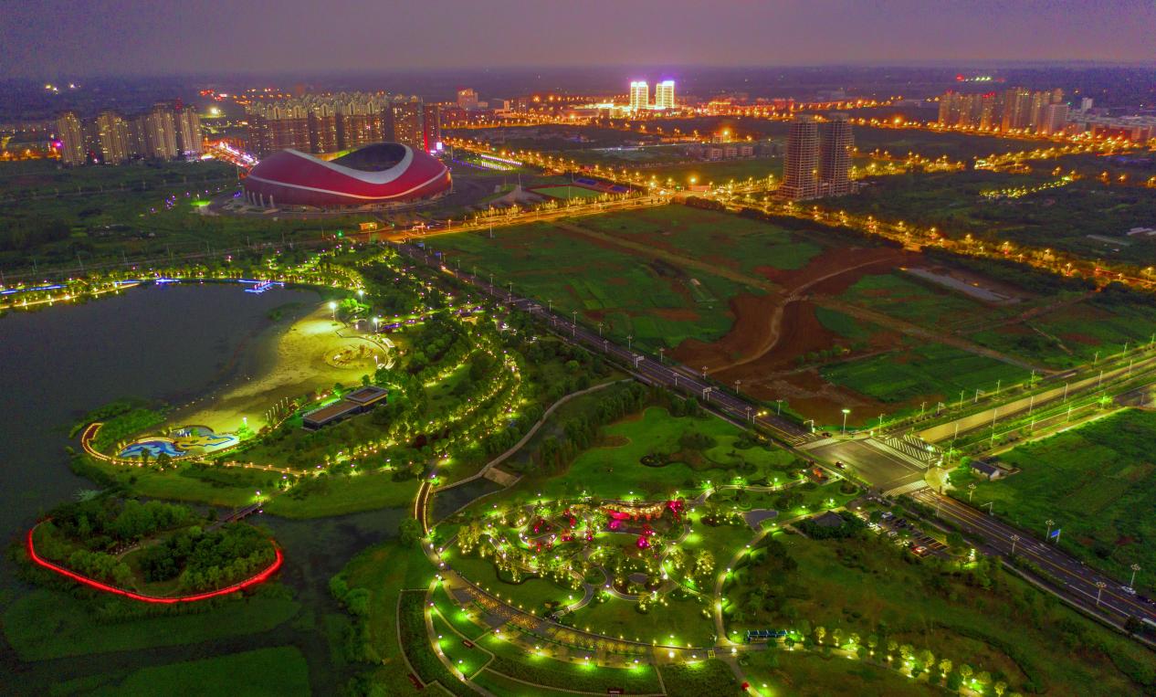 淮南人民公園夜景。陳濤柱攝