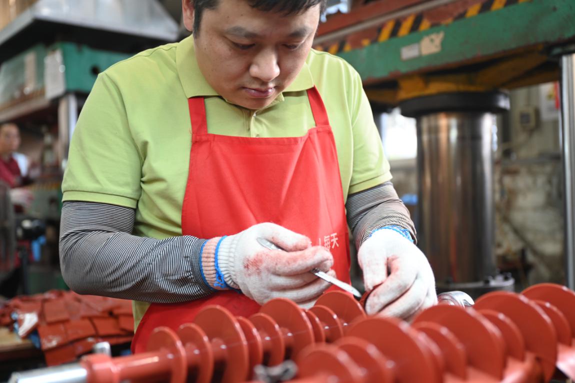 工人正在打磨电气配件。杜刚摄