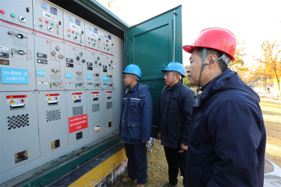 國網渦陽縣供電公司工作人員正在認真巡視會場供電線路設備。潘祥祥攝
