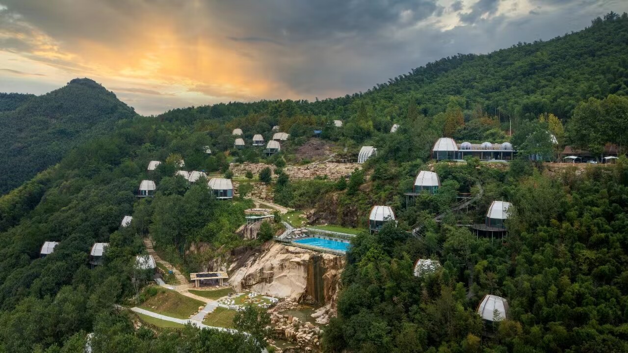 俯瞰废弃矿山上建起的帐篷酒店项目。广德市委宣传部供图