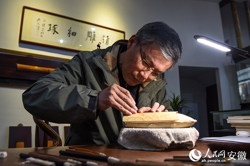 汪伟正在制作竹刻作品。人民网记者 李希蒙摄