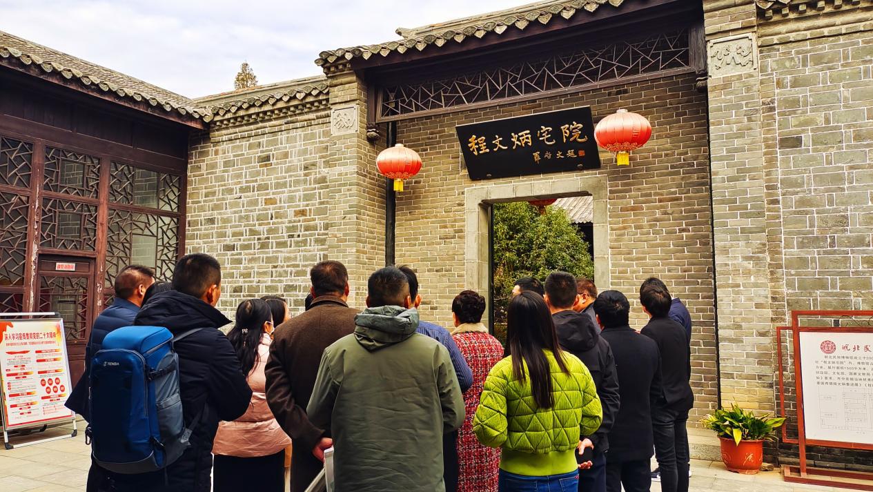 採風團成員參觀程文炳宅院。李佳偉攝