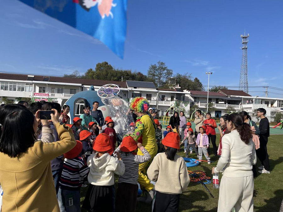 小朋友在下符橋鎮萌果樂園觀看魔法泡泡秀表演。高宗琴供圖