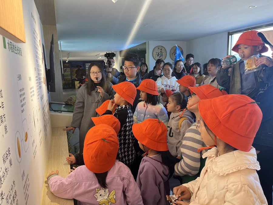 小朋友參觀下符橋鎮袁隆平水稻產學研基地，了解水稻生長過程。高宗琴供圖