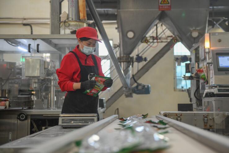 安徽竞赛食品有限公司生产车间内，工人正在生产调味品。颍东区委宣传部供图
