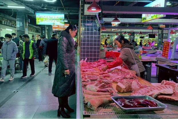 市民在青陽路農貿市場選購肉制品。貴池區委宣傳部供圖