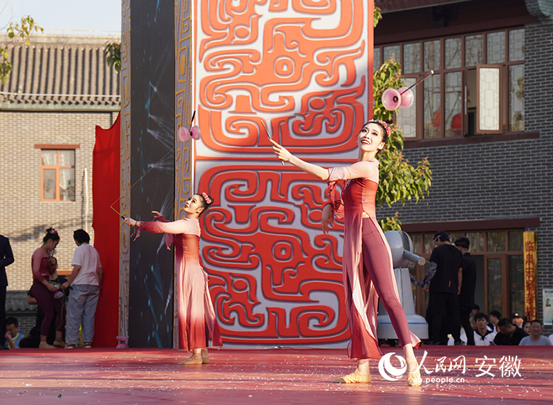 在临泉举办的安徽省第六届民间杂技艺术节上，杂技演员表演集体空竹。人民网记者 陈若天摄