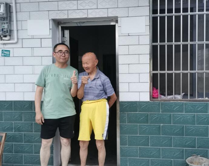 走訪看望“五保”戶老人，了解掌握日常生活情況。中國電信安慶分公司供圖