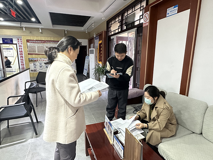 调研组一行认真查看了普法工作的文字资料和活动图片