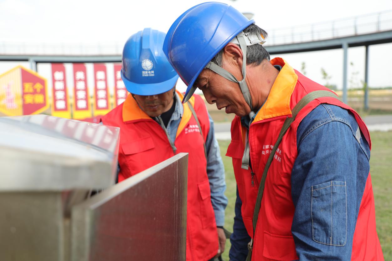 濉溪縣供電公司皖美黨員服務隊檢查五溝鎮廟前村高標准農田灌溉用電設施。趙逸倫攝