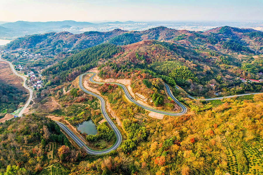 山乡公路风光美。李红兵供图