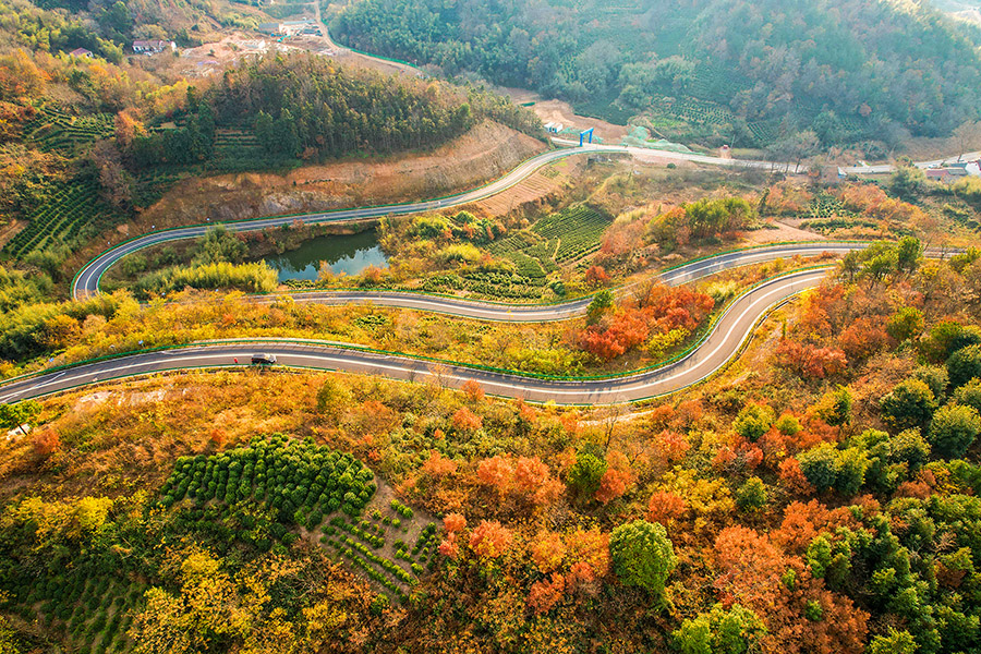山乡公路风光美。李红兵供图