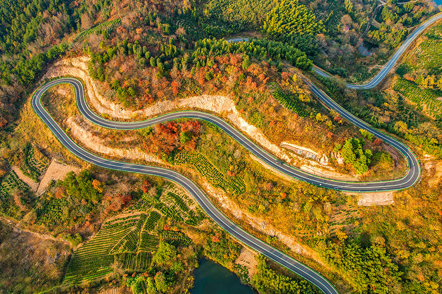 山乡公路风光美。李红兵供图