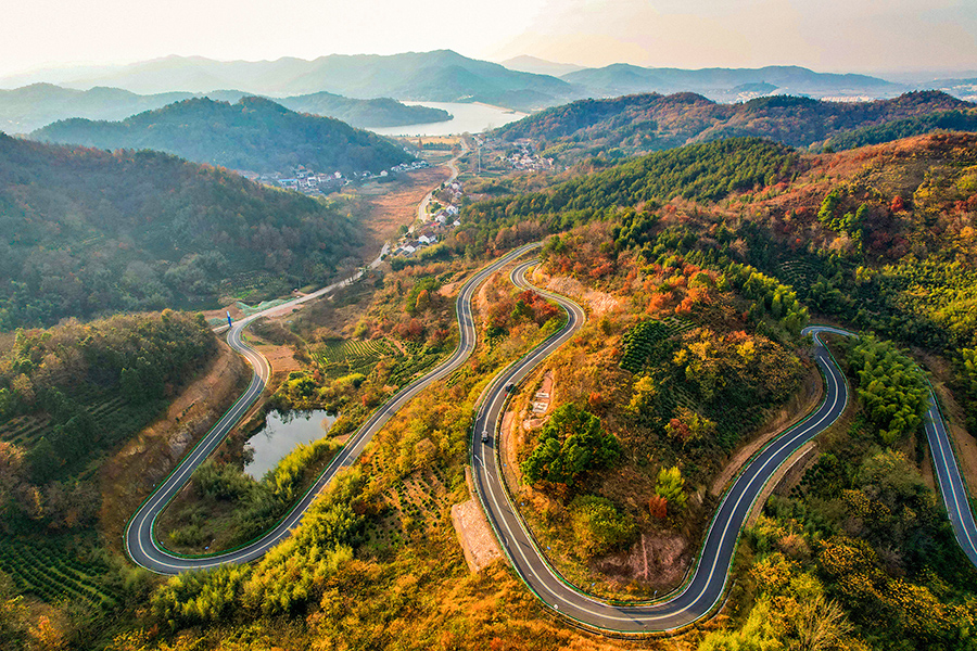 山乡公路风光美。李红兵供图