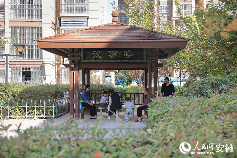 南湖家园小区一隅，居民在闲话家常。人民网记者 王晓飞摄