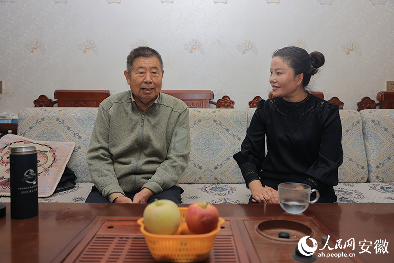 社区负责人上门了解居民家庭情况。人民网记者 王晓飞摄