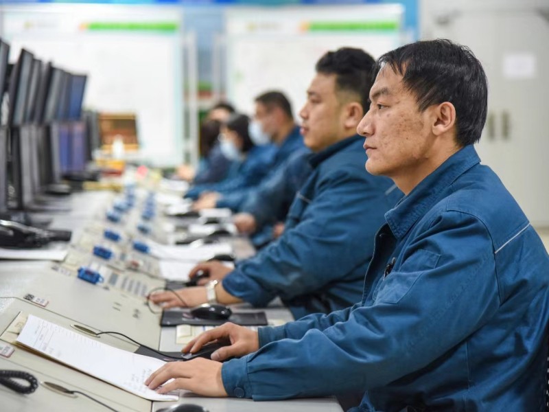 热源厂运行人员正在监盘操作