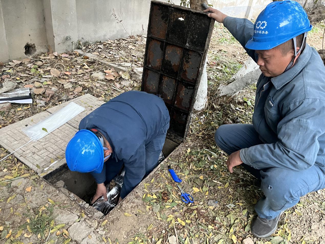 懷遠供水公司上門為用戶安裝管道防凍設施。懷遠供水供圖