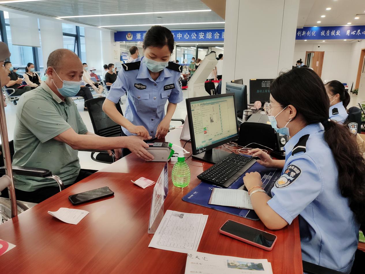 在“幫代辦”輔警的幫助下，張大哥順利辦理業務。蕭縣公安局供圖