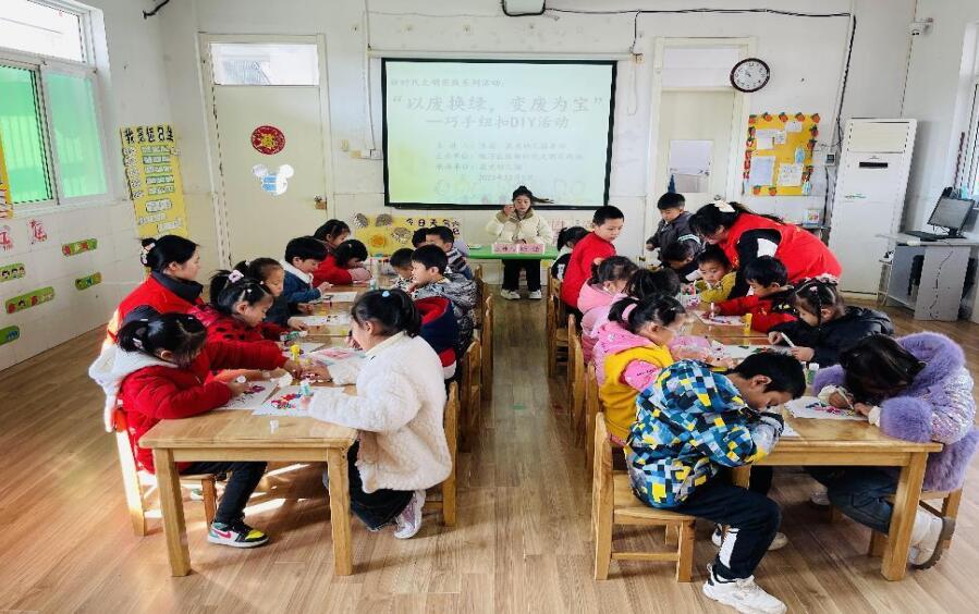 巧手纽扣DIY活动。许伟供图