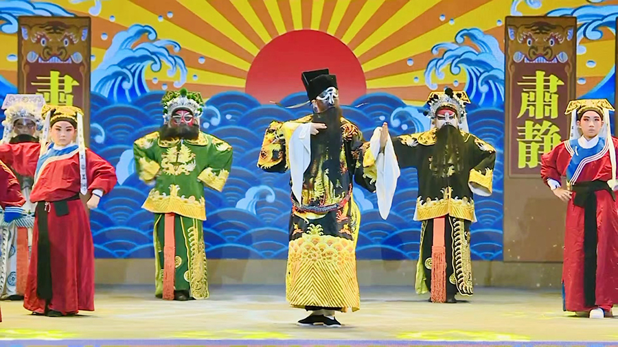 小演员在表演戏曲节目。李康佳摄