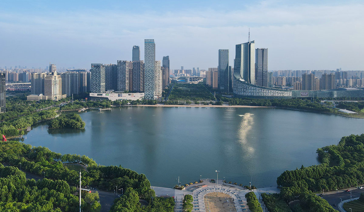 合肥政務區天鵝湖美景。
