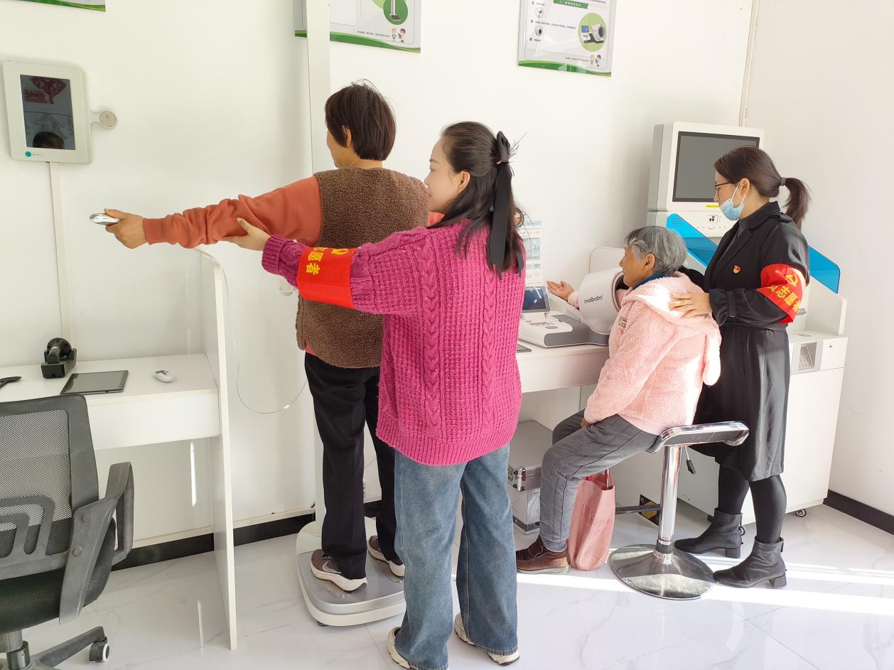 居民在社區就可享受智能化體檢服務。長豐縣雙墩鎮供圖