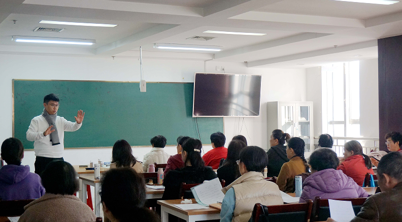 青年教师带学员上音乐课。蜀山区委宣传部供图