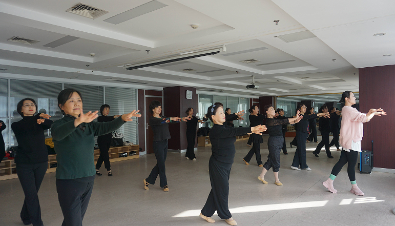 学员们跟着老师上舞蹈课。蜀山区委宣传部供图