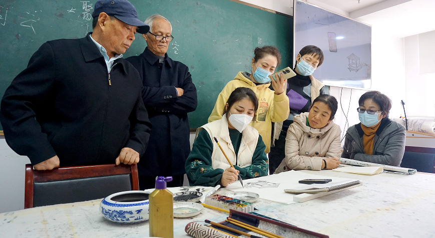 山水画班学员学习绘画。蜀山区委宣传部供图