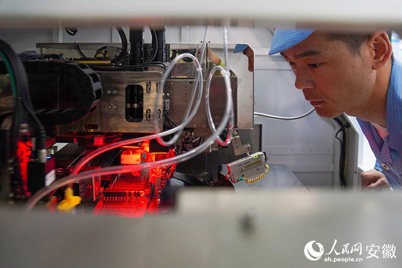 禹芯半导体生产车间内，技术员正在调试设备。人民网记者 陈若天摄