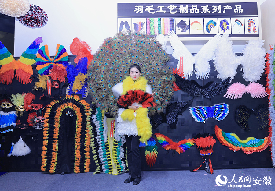 模特展示羽毛工艺制品。人民网记者 王晓飞摄