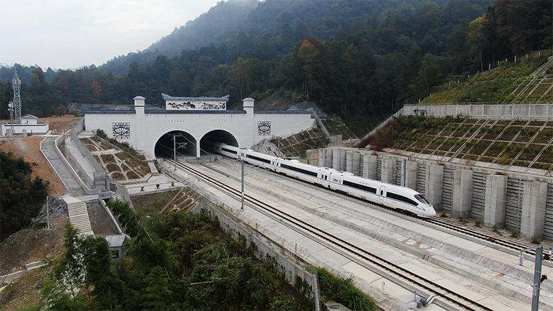 昌景黄高铁一辆高铁列车从西递隧道驶出。吕金艺  摄副本