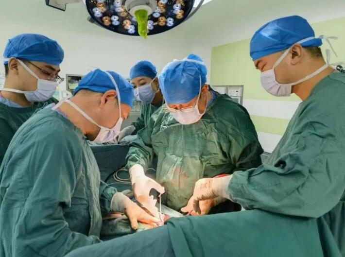 马金良教授团队为李大爷进行了肿瘤切除手术。陈浩摄
