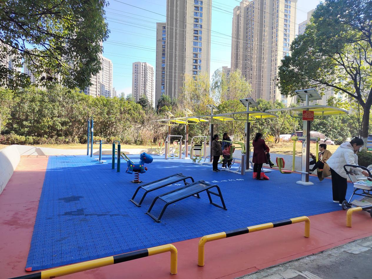 健身器材升级换代后舒适实用。李俊摄