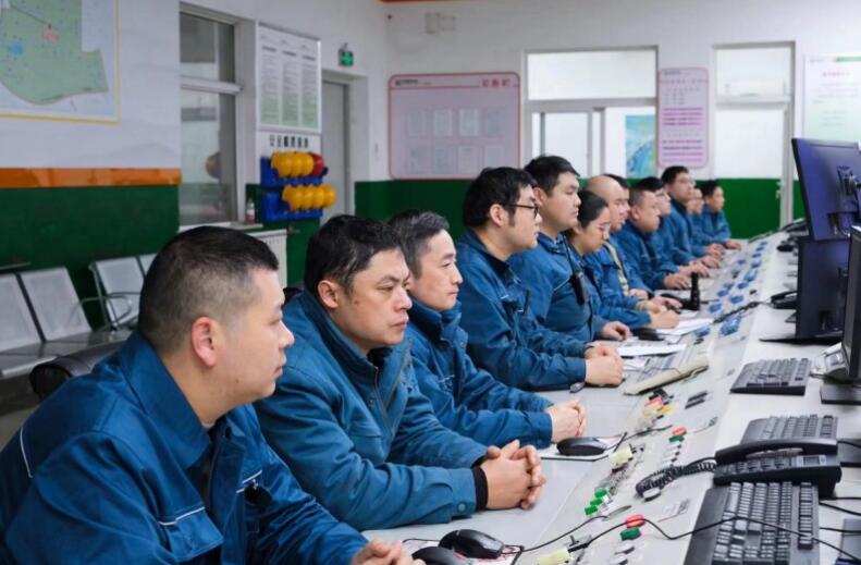 合肥热电热源厂运行人员监盘操作。合肥热电供图