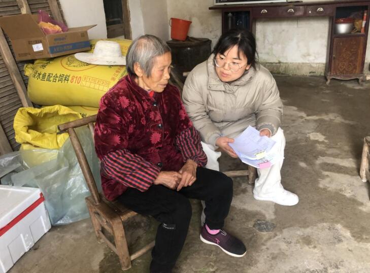 黨員干部走村入戶宣傳醫保惠民政策。祠山街道供圖