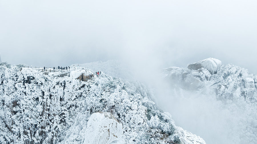 九华山迎来降雪。李晓白摄