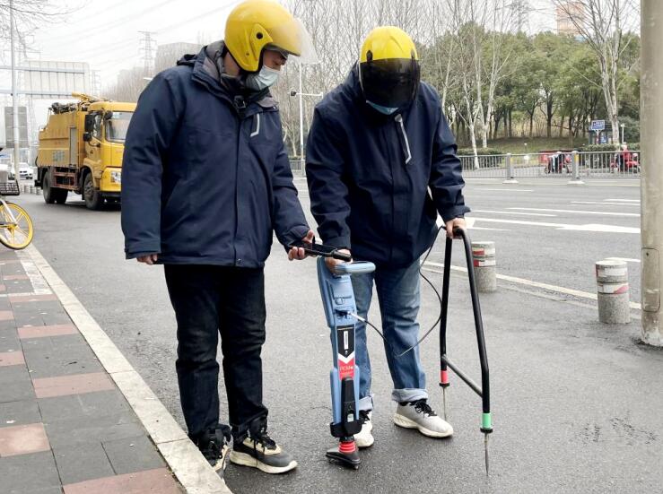 燃气工作人员开展管网监测工作。合燃华润燃气供图