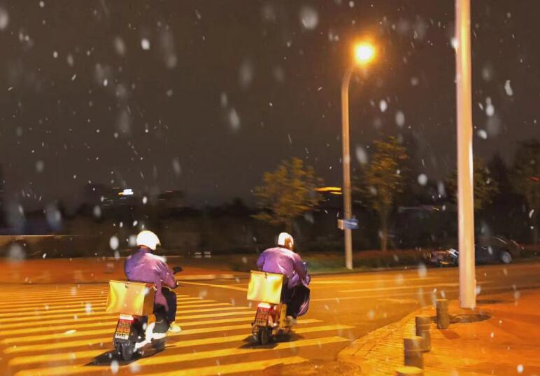 寒冷雪夜，燃气工作人员奔赴在燃气维修路上。合燃华润燃气供图