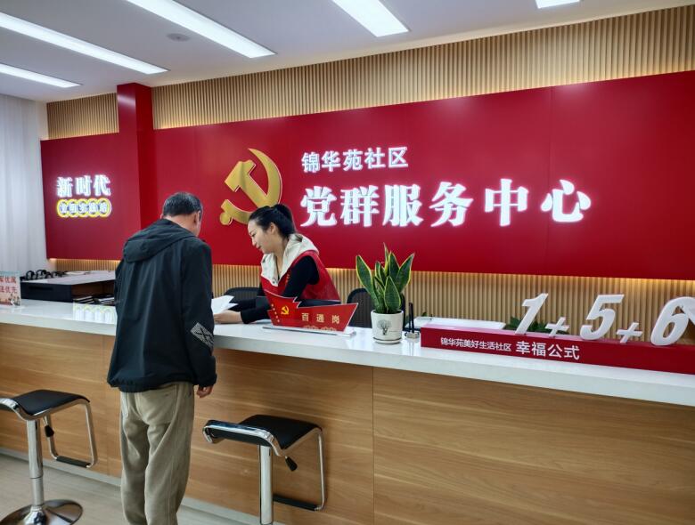 热心服务群众。俞晓萌供图