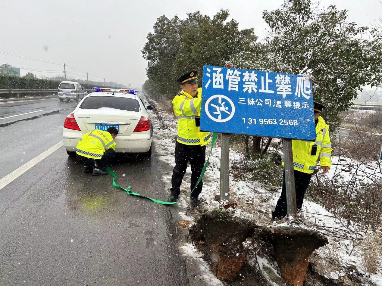 执法六大队正在消除路面安全隐患