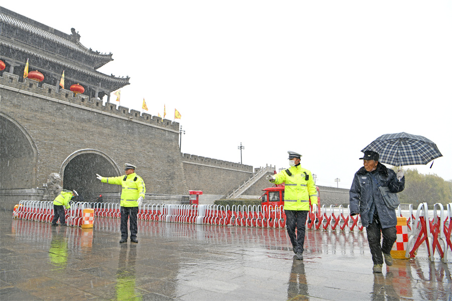 安徽淮南：保障冰雪天氣交通出行安全【4】