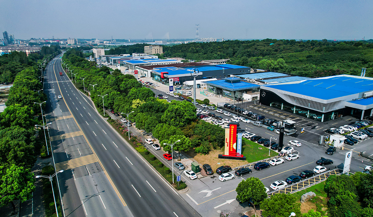 铜陵市郊区桥南汽车4S店集群，是铜陵市规模较大的汽车销售基地之一。陈磊摄