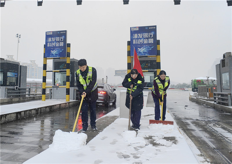 集贤路站除雪。